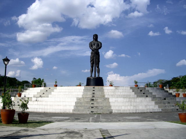 }jFT[(Rizal Park)̃vv(Lapulapu)